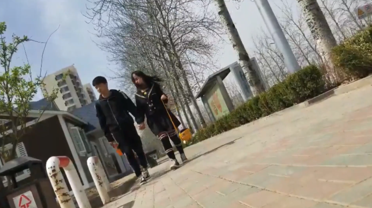 20208846895用户上传国内厕拍大神路边尾随美女进女厕偷窥美女嘘嘘- www.jdav.vip