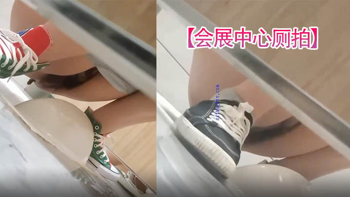 会展中心厕拍某家居会展中心女厕移动拍摄不同种类美女轮番如厕不仅逼美美脚也很性感- www.jdav.vip