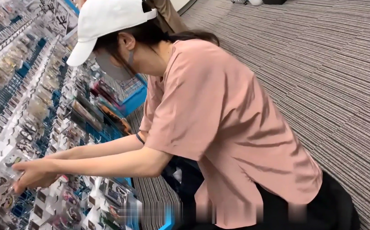20206569453用户上传年轻口罩妹子精品店挑选东西走光露乳- www.jdav.vip